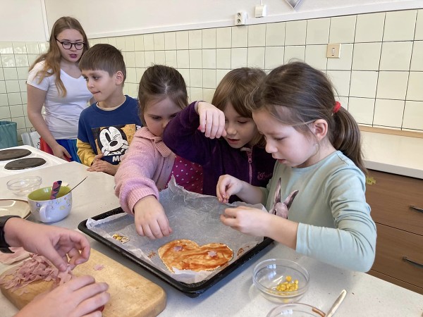 Valentýnské pečení žákovského parlamentu s prvňáčky