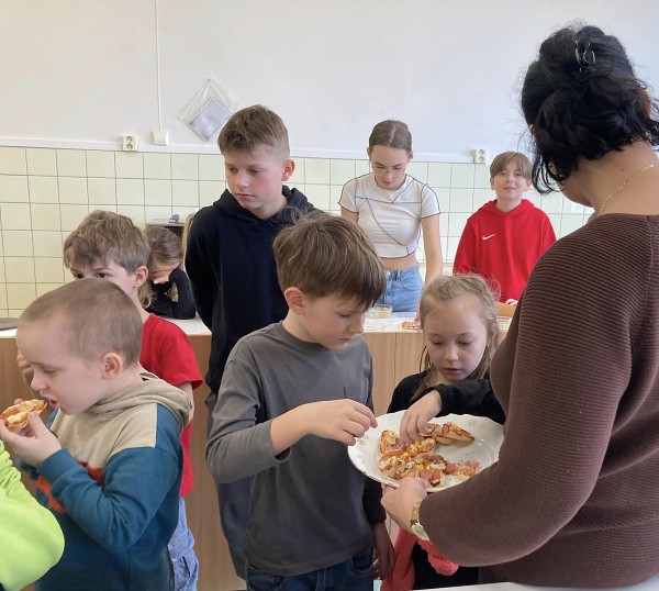 Valentýnské pečení žákovského parlamentu s prvňáčky