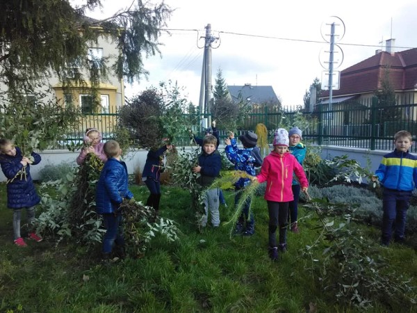 Žáci ŠD připravují zahradu na zimu